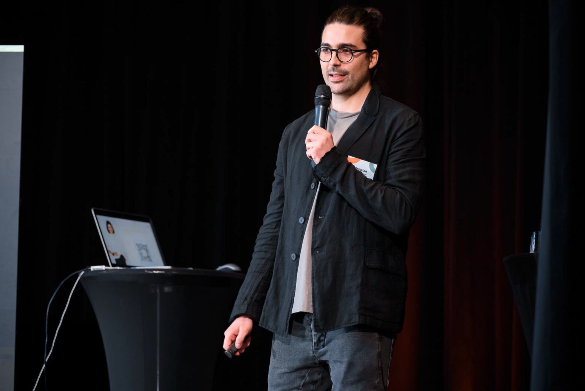 Sebastian Podesser bei einem Vortrag mit Mikrofon