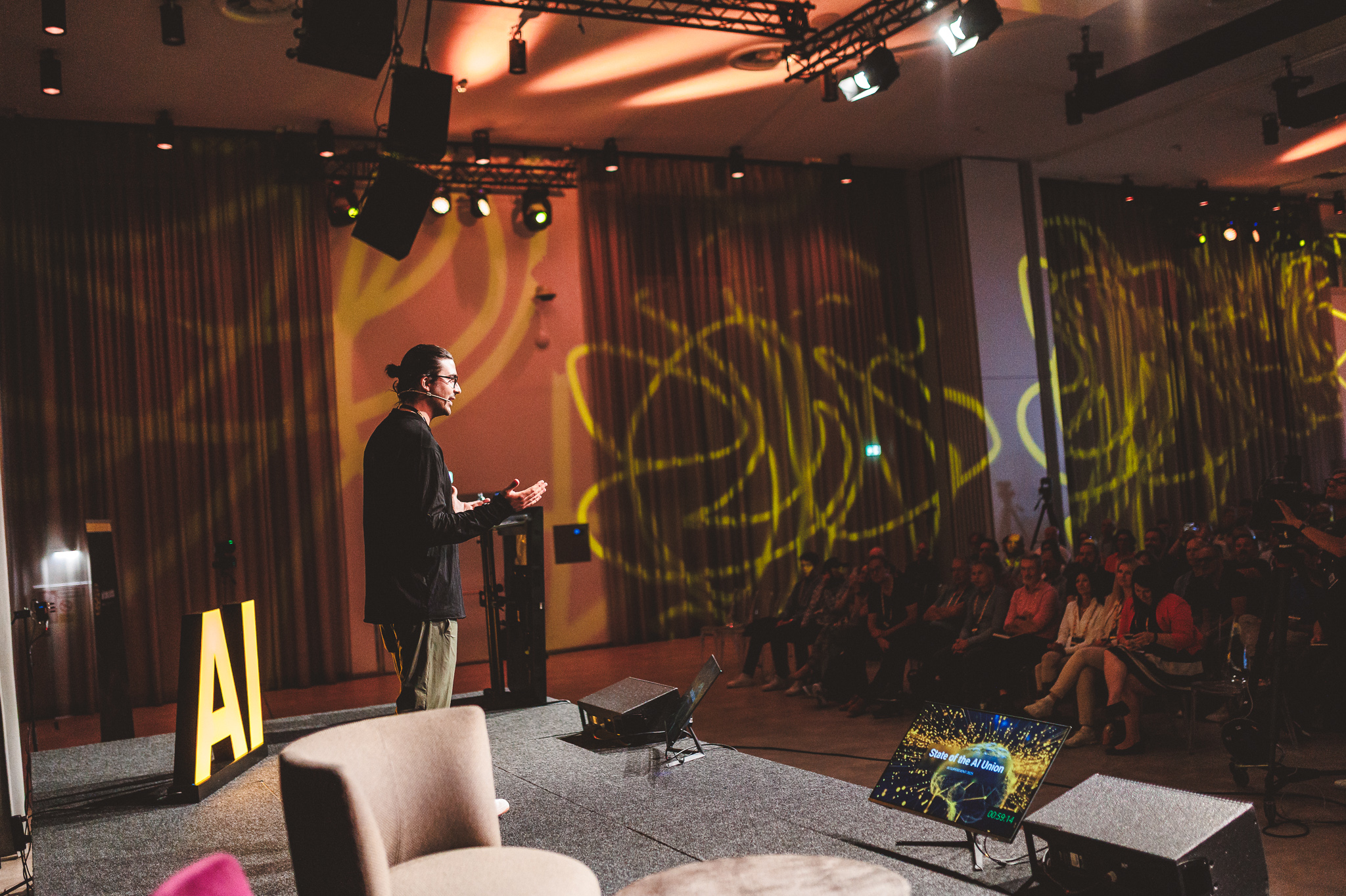 Sebastian Podesser bei einer Keynote vor Publikum